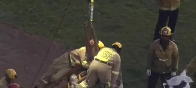 Ženska se je tik pred padcem slekla, tako da je bila med reševalno akcijo gola. 