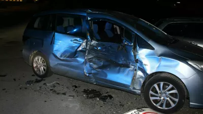 Prehiter voznik je bežal pred policijo, ustavil se je šele po trku v prometni znak in dva parkirana avtomobila.  / Foto: Pu Kranj