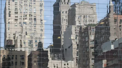 Reflections of skyscrapers and other buildings in the glass facade of the Metropolitan Tower on 142 West 57th Street, Manhattan, New York City. / Foto: Mirrorimage-nl
