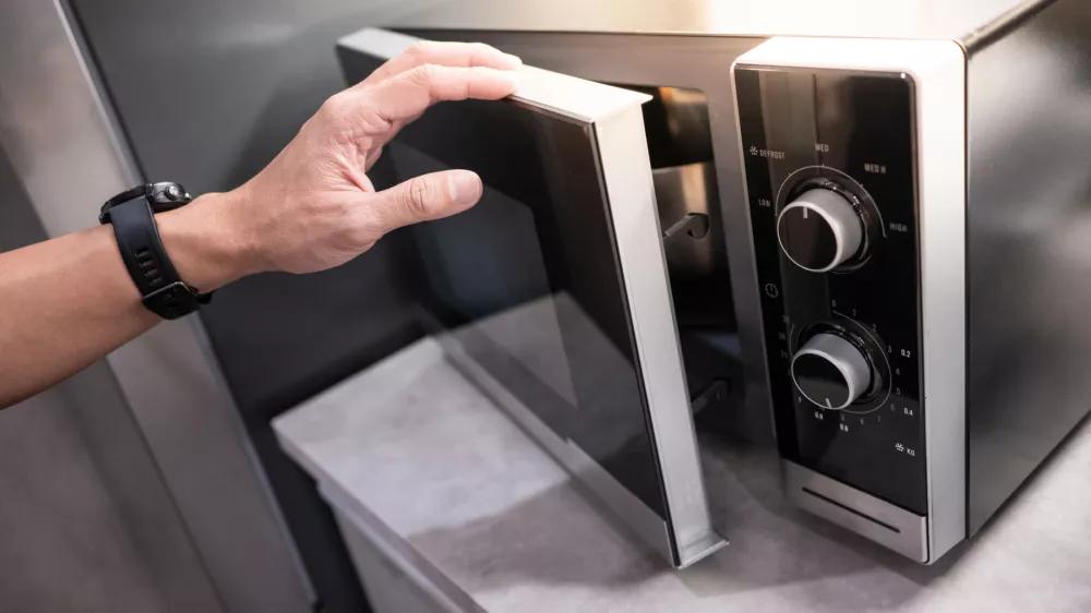 Mikrovalovna pečica preprečuje širjenje signalov. / Foto: Istock