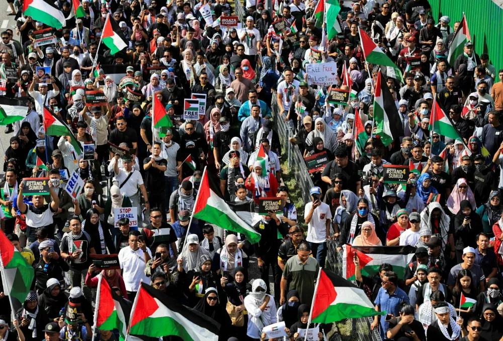 Pro-Palestinian demonstrators march towards the United States Embassy to condemn the Israeli forces' interception of the vessels of the Global Sumud Flotilla aiming to reach Gaza and break Israel's naval blockade, in Kuala Lumpur, Malaysia October 2, 2025. REUTERS/Hasnoor Hussain