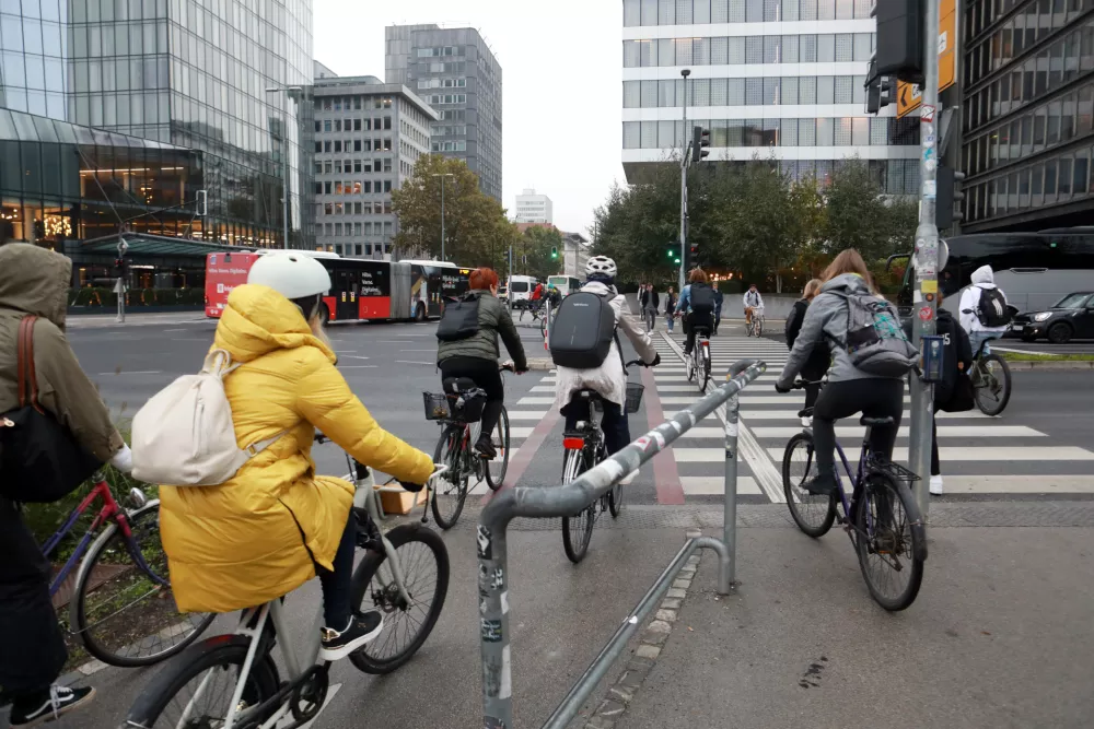 10.10.2025 -zapora Dunajske, obvoz, policija, kolesarji, avtobus, NATOFoto: Tomaž Skale