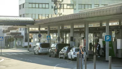 Taxi parking - letališče - parkirno mesto za taxi31.10.2024 - Letališče Jožeta Pučnika Ljubljana - Fraport Slovenija Upravljavec ljubljanskega letališča.FOTO: LUKA CJUHA