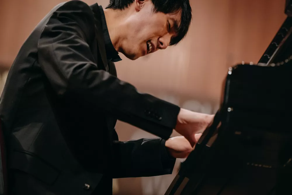 Čari in sence prestiža