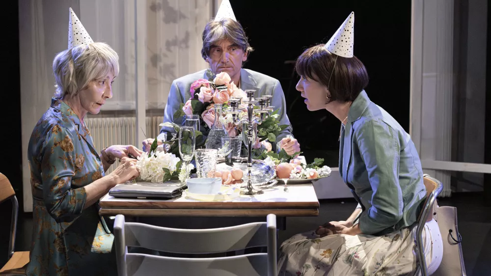 Dve uprizoritvi, dve poetiki, eno vprašanje