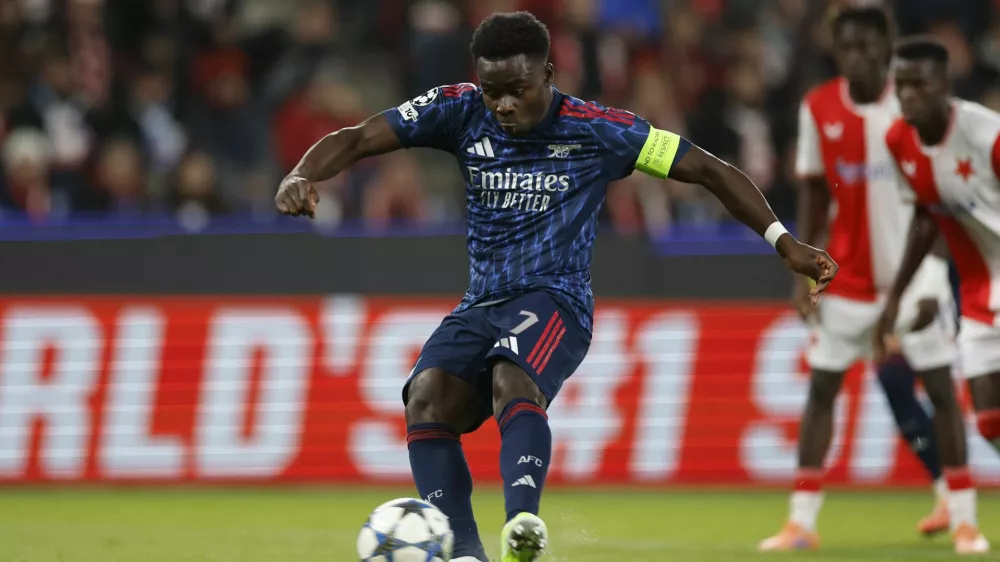 Soccer Football - UEFA Champions League - Slavia Prague v Arsenal - Fortuna Arena, Prague, Czech Republic - November 4, 2025 Arsenal's Bukayo Saka scores their first goal from the penalty spot REUTERS/David W Cerny