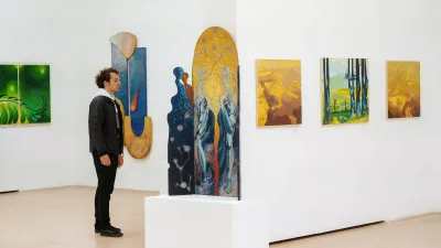 Umetnik, zazrt globoko vase