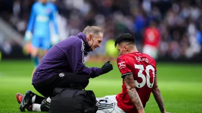 08 November 2025, United Kingdom, London: Manchester United's Benjamin Sesko sits injured during the English Premier League soccer match between Tottenham Hotspur and Manchester United at Tottenham Hotspur Stadium. Photo: John Walton/PA Wire/dpa