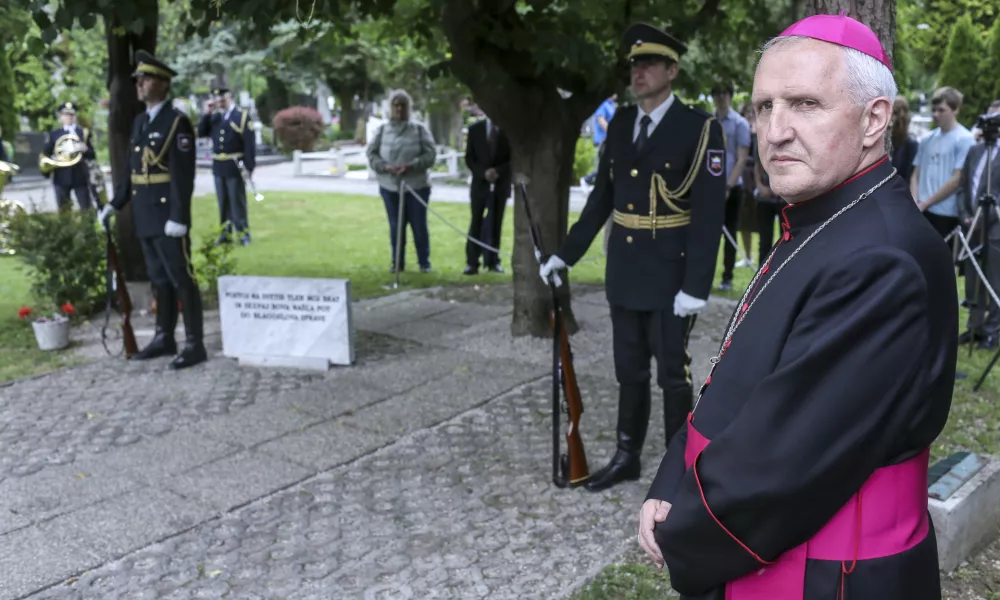 ﻿ljubljanski nadškof in metropolit Stanislav Zore- 14.05.2015 - Ob 70. obletnici konca druge svetovne vojne je predsednik Borut Pahor položil venec k Lipi sprave na Žalah, ljubljanski nadškof msgr. Stanislav Zore pa bo ob tem opravil molitev za vse žrtve vojne in povojnega nasilja   ///FOTO: Jaka Gasar