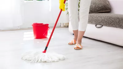 Worth housewife cleaning floor at home / Foto: Didesign021