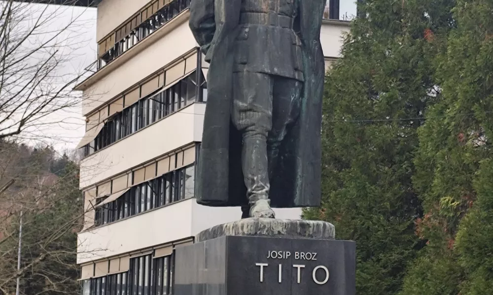 Obglavljen kip Tita na Titovem trgu v Velenju. F Mojca Marot