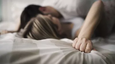 Beautiful young couple being romantic and passionate in bed / Foto: Nd3000,getty Images