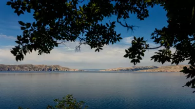 - Cestni odsek med Bakrom in Senjom s pogledom na otok Krk in otok Rab.- Hrva&scaron;ka,- 26.05.2025. - Reportaža o Jadranski magistrali ob 60. obletnici izgradnje in 70. obletnici začetka gradnje.- Jadranska magistrala, cesta, hrva&scaron;ka obala.OPOMBA: ZA OBJAVO V OBJEKTIVU!//FOTO: Bojan Velikonja