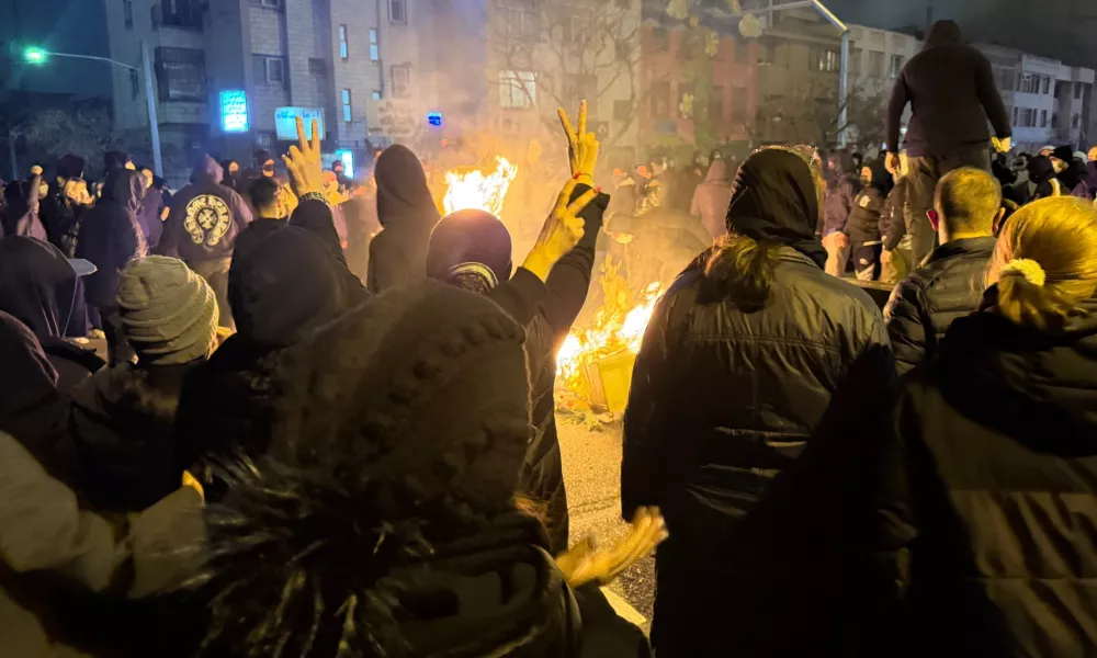 In this photo obtained by The Associated Press, Iranians attend an anti-government protest in Tehran, Iran, Friday, Jan. 9, 2026. (UGC via AP) / Foto: 