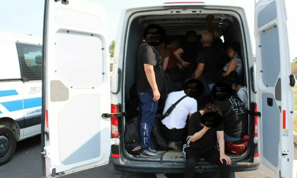 Otroci v prtljažniku in pod armaturo, a "nevarnost ni bila konkretna"