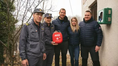 društvo prvih posredovalcev je AED napravo med prvimi predal PGD Škrlovica. Foto: Rok Valenčič