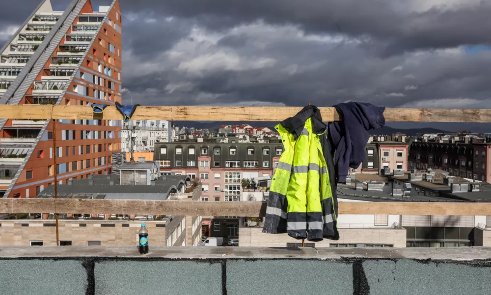 - Simbolična fotografija, Gradbeni&scaron;tvo, gradbeni delavci, poslovodenje,- 29.01.2025. - Vodeni ogled gradnje poslovno stanovanjskega objekta Vilharia, ki ga gradi podjetje Corwin iz Slova&scaron;ke.//FOTO: Bojan Velikonja / Foto: Bojan Velikonja