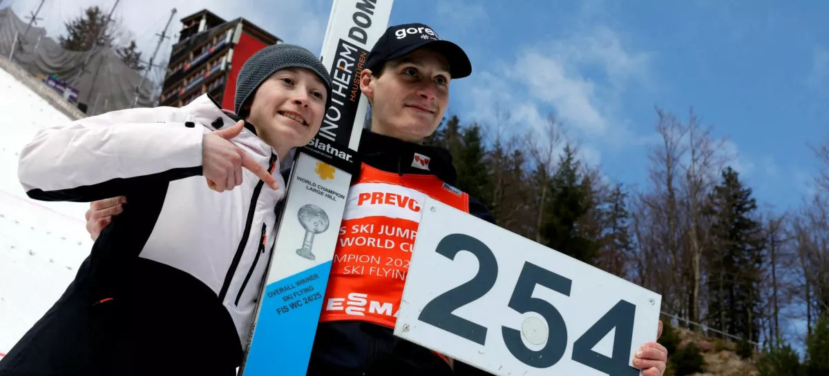 FILE PHOTO: Ski Jumping - FIS Ski Jumping World Cup - Planica, Slovenia - March 30, 2025 Slovenia's Domen Prevc poses with his sister Nika Prevc after setting a new world record in the Men's Individual HS240 Second Round REUTERS/Borut Zivulovic/File Photo / Foto: Borut Zivulovic