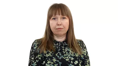 Nina KnavsZA ONLINE - Redakcija Dnevnik 2024 - portreti za komentarje in kolumne - kolumnisti - komentatorji &ndash; novinarji - portret //FOTO: Luka Cjuha