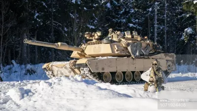 American Abrams tanks pass British soldiers from the 2nd Battalion The Royal Anglian Regiment (The Poachers) as they engage enemy troops on the Tapa range in Estonia where British soldiers are taking part in Exercise Winter Camp, which is part of Operation Cabrit, the UK's contribution to Nato's Forward Land Forces in Estonia and Poland. Picture date: Tuesday February 3, 2026.,Fotografija:1071924408, Licenca:Rights-managed, Omejitve:, Model izdaje:no