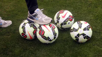 nogometna žoga - 01.09.2014 -  Nogometna zveza Slovenije (NZS) - nogometna reprezentanca na pripravah v Lescah za prvo kvalifikacijsko tekmo za evropsko prvenstvo Euro 2016 v Tallinnu proti Estoniji. trening//FOTO: Tomaž Skale