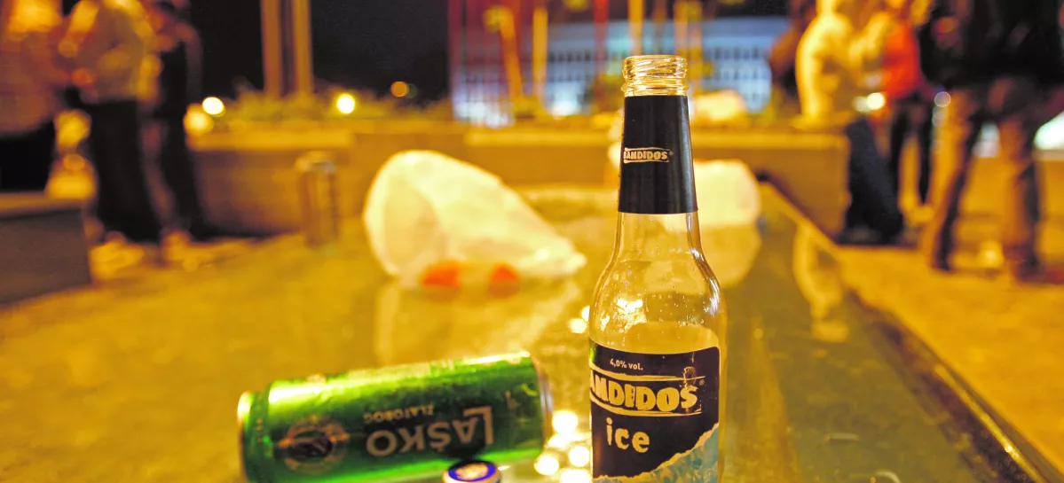 mladina pije alkohol v parkumladina, alkohol, pijača/// FOTO: MATEJ POV&Scaron;EOPOMBA: SAMO ZA OBJAVO V ČASOPISU DNEVNIK