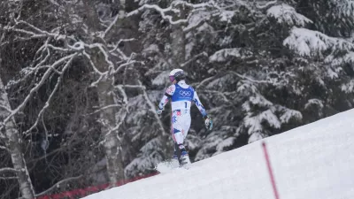 Italija, Bormio.Zimske olimpijske igre 2026.Alpsko smucanje, slalom, moski.Vodilni s prve proge, Norvezan Atle Lie McGrath, je po odstopu razocaran odkorakal proti gozdu.