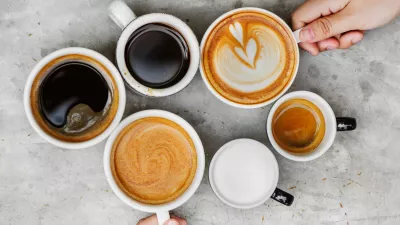 Directly Above Shot Of Hands Holding Coffee Cups On Table / Foto: Eyeem Mobile Gmbh