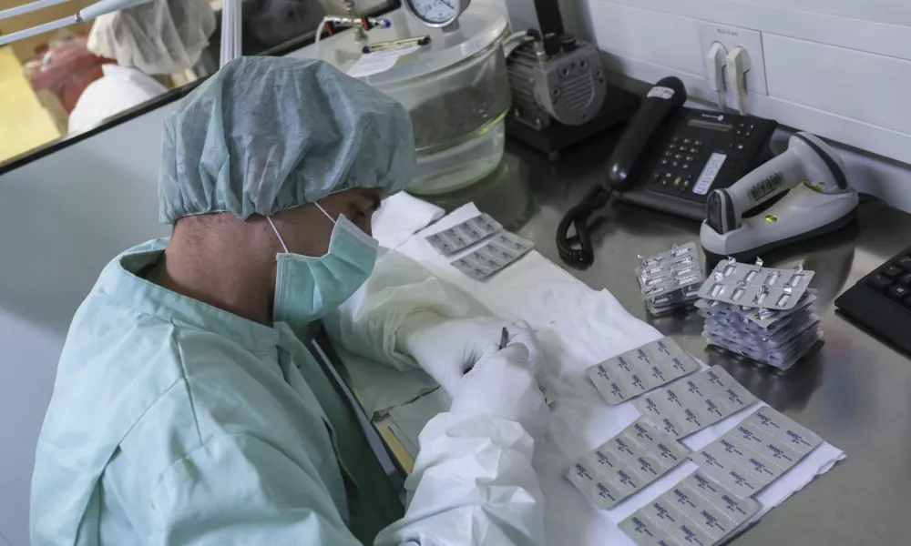 - proizvodnja zdravil - biofarmacevtski izdelki - probioti?no zdravilo Linex - farmacija - zdravila - zdravstvo -- 23.04.2015 - Podjetje Sandoz Biofarmacevtika LEK Menge?, farmacevtsko podjetje - razvoj podobnih biolo?kih zdravil, dogodek z naslovom Pomen mikrobiote in probiote za na?e zdravje in ogled prizvodnje linije:,  //FOTO: Jaka Gasar / Foto: Jaka Gasar