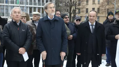 Ale&scaron; Hojs, Lojze Peterle, Branko Grims13.01.2026 - spominska slovesnost ob obletnici smrti politika Jožeta Pučnika (1932-2003), osrednja govornika bosta podpredsednik SDS Ale&scaron; Hojs in prvi predsednik slovenske vlade Lojze Peterle; Trg republikeFoto: Luka Cjuha