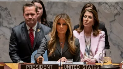 ZDA, New York.Prva dama ZDA Melania Trump je na zasedanju Varnostnega sveta ZN o otrocih, tehnologiji in izobrazevanju v konfliktih, ki poteka v ozadju amerisko-izraelskih napadov na Iran, pozvala drzave naj omogocijo izobrazevanje otrok in oblikujejo prihodnjo generacijo voditeljev, ki bodo sprejeli mir preko izobrazevanja.
