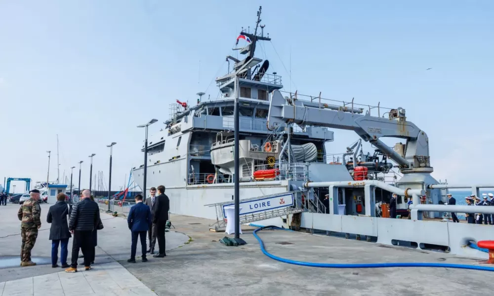 Koper, potniski terminal. Pripadniki slovenske in francoske mornarice pred pregledom castne straze ob francoski ladji BSAM Loire.