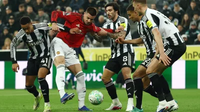 Soccer Football - Premier League - Newcastle United v Manchester United - St James' Park, Newcastle, Britain - March 4, 2026 Manchester United's Benjamin Sesko in action with Newcastle United's Jacob Ramsey and Sandro Tonali Action Images via Reuters/Lee Smith EDITORIAL USE ONLY. NO USE WITH UNAUTHORIZED AUDIO, VIDEO, DATA, FIXTURE LISTS, CLUB/LEAGUE LOGOS OR 'LIVE' SERVICES. ONLINE IN-MATCH USE LIMITED TO 120 IMAGES, NO VIDEO EMULATION. NO USE IN BETTING, GAMES OR SINGLE CLUB/LEAGUE/PLAYER PUBLICATIONS. PLEASE CONTACT YOUR ACCOUNT REPRESENTATIVE FOR FURTHER DETAILS..