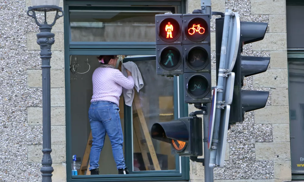 - simbolična fotografija 2017 - čistilka - či&scaron;čenje - okno - semafor - rdeča luč za pe&scaron;ce in kolesarje//FOTO: Tomaž Skale