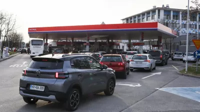 09.03.2026. - Povečan promet na črpalki Petrol na Trža&scaron;ki cesti v Ljubljani pred podražitvijo goriv zaradi vojne na Bližnjem Vzhodu. Foto: Bojan Velikonja