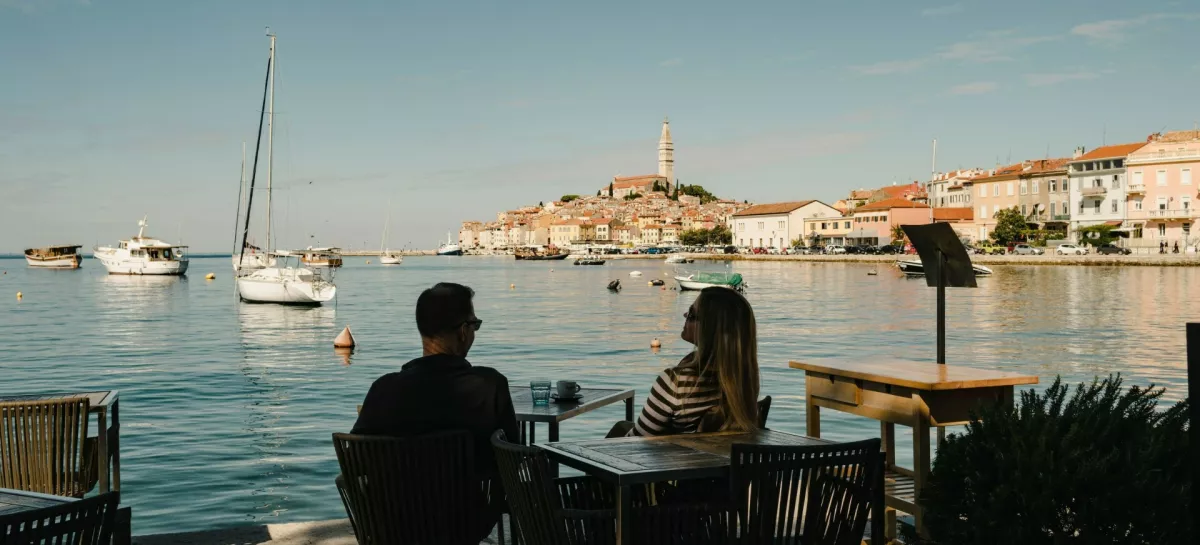 Kava ob morju s pogledom na Rovinj utegne biti letos (spet) pregre&scaron;no draga. / Foto: Profimedia