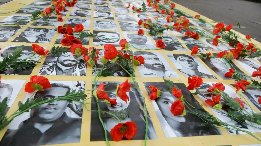 Spomin na ubite v demonstracijah leta 2022. Plakat so razprostrli v Parizu dve leti po dogodkih. / Foto: Profimedia