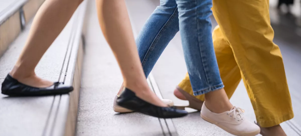 Close up of legs and shoes walking on street in the city / Foto: Naypong