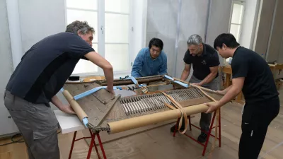 Restavriranje modela kitajske stavbe z gostujočimi kitajskimi restavratorji iz Prepovedanega mesta. Hrani Slovenski etnografski muzej / Foto: Blaz Verbic/sem