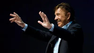 FILE PHOTO: Actor Chuck Norris waves to supporters during the National Rifle Association's 139th annual meeting in Charlotte, North Carolina May 14, 2010. REUTERS/Chris Keane/File Photo / Foto: Chris Keane