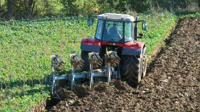 Ljutomer, traktor, njiva, oranje, kmetijsko zemlji&scaron;če. Foto: Tatjana Pihlar 