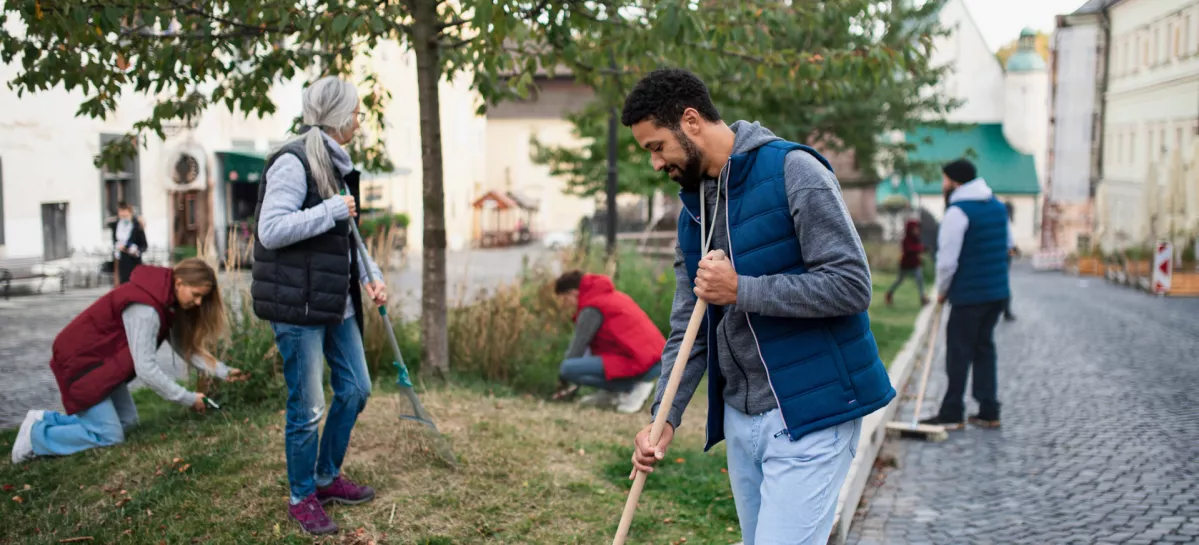 Urejanje bližnje trate poveže ljudi. Slika je simbolična. / Foto: Istock