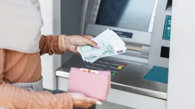 Če bo transakcija sumljiva, se bodo sprožili alarmi. Bržkone bodo tak&scaron;ne spremembe kmalu uvedli tudi drugod po državah z evri. / Foto: Istock