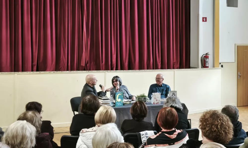 Sveti Anton, zadruzni dom.V Svetem Antonu pri Kopru je v polnem zadruznem domu potekal pogovor z umetnico Svetlano Makarovic.