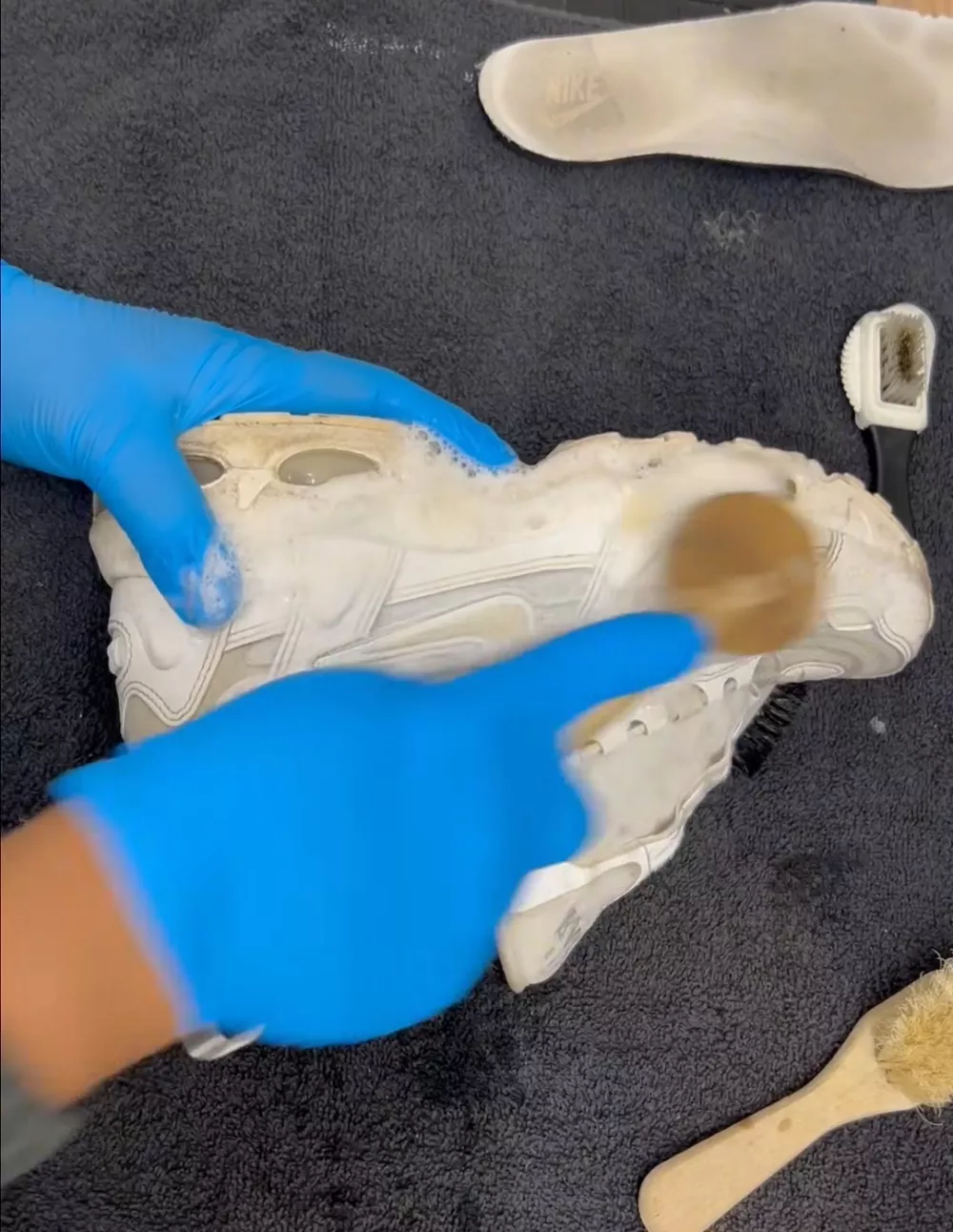 V delavnici v Champs-sur-Marne strokovnjaki natančno ocenjujejo, kateri čevlji so primerni za obnovo. 