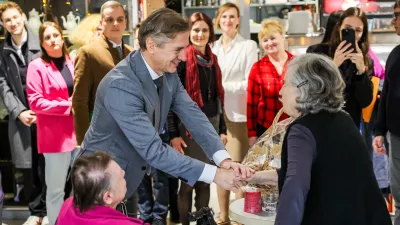 Ljubljana, Dom starejsih obcanov Siska.Predsednik vlade Robert Golob je obiskal Dom starejsih obcanov Siska, kjer se je srecal z zaposlenimi in stanovalci doma in spregovoril o prvih izkusnjah po uvedbi novega sistema dolgotrajne oskrbe ter o nadaljnjih korakih za njegovo ucinkovito izvajanje desetletjih.