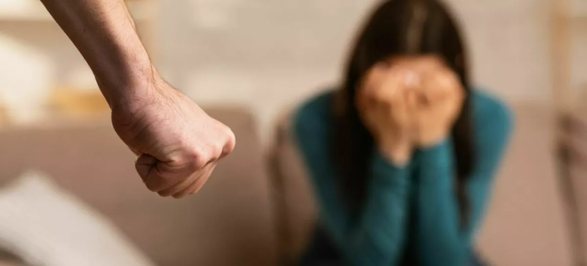 Domestic Violence During Quarantine. Man threatening his girlfriend with fist, scared woman hiding her face in hands / Foto: Prostock-studio