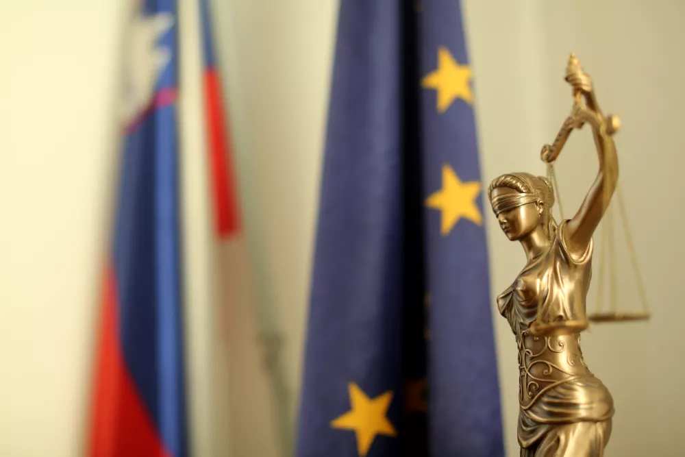 ?- simbolična fotografija 2016 - kipec boginja pravde Justicija - tehtanje resnice - tehtnica in meč- simbol sodstva - pravice prava - pravosodje - pravo - pravičnost - pravica - pravni sistem - tožilstvo - sodna oblast - sodi&scaron;ča - sodniki - pravniki -  //FOTO: Bojan Velikonja / Foto: Bojan Velikonja