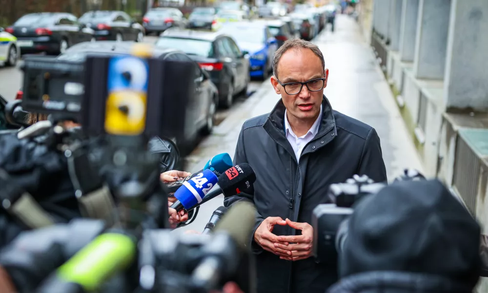 Ljubljana, vlada.Izjava za medije predsednika Demokratov Anzeta Logarja po seji sveta za nacionalno varnost, na kateri so razpravljali o kriznih razmerah v svetu in energetski varnosti ter tujih vplivih na volitve v Sloveniji.