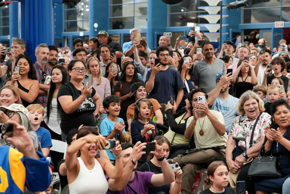 Crowds watch the Artemis II Orion capsule splash down off the coast of San Diego at the Air and Space Museum in San Diego, California, U.S., April 10, 2026. REUTERS/Arafat Barbakh